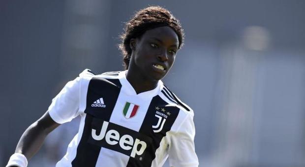 Eniola Aluko si ribalta con la sua 500, paura per la calciatrice della Juventus femminile