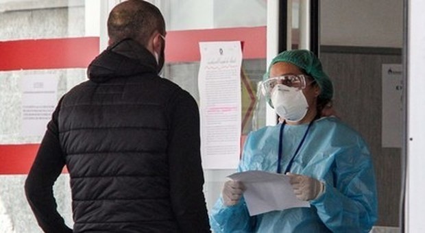 Coronavirus, medici in malattia al Cardarelli di Napoli, il manager: «Sono solo 33 dottori»