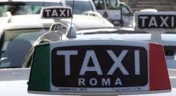 Roma, tassisti manifestano contro Uber in piazza Santi Apostoli