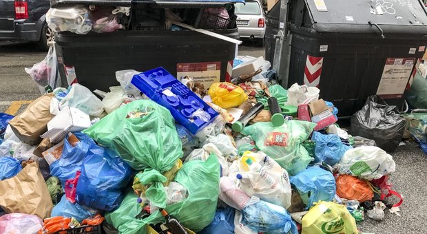 Roma, oggi raccolta straordinaria dei rifiuti nei municipi dispari: orari e indirizzi