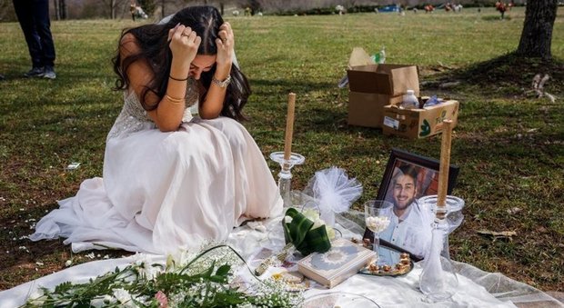 Il pianto disperato di Sara, con l'abito da sposa sulla tomba del fidanzato ucciso pochi giorni prima del matrimonio