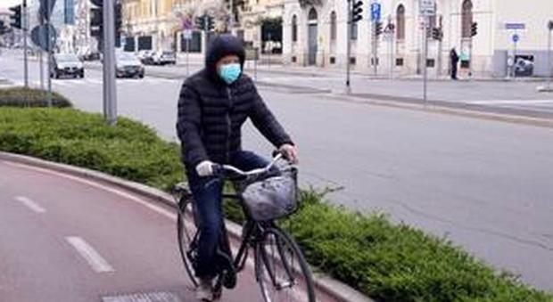 Coronavirus a Napoli, bloccato mentre va in bici: «Sono uscito dopo una lite con mia moglie»