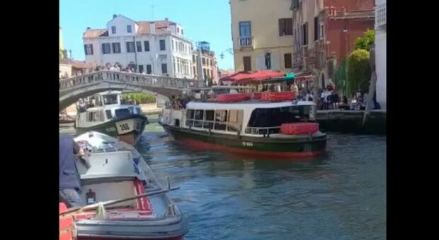 Paura a Venezia, scontro tra vaporetti: sfondato un finestrone, ferita una ragazza. «A bordo anche bambini»
