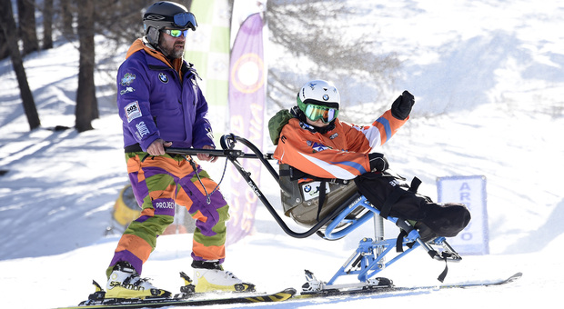 SciAbile compie 20 anni, l’iniziativa d’inclusione sociale patrocinata da Bmw che ogni anno porta centinaia di ragazzi con disabilità di vario tipo a provare l’emozione dello sci e dello snowboard