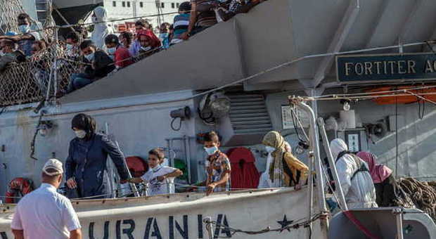 Immigrazione, l'Ue all'Italia: «Non si può sostituire Mare Nostrum con Frontex»