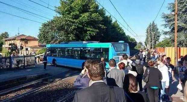 Bus di linea bloccato in mezzo ai binari a Corbetta: bloccati i treni dei pendolari, ritardi e disagi
