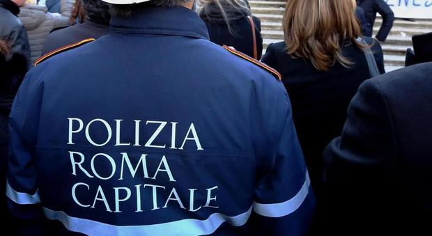 Roma, «Mazzetta o paghi la multa»: il finto vigile e quello vero ricattavano i ristoratori del centro