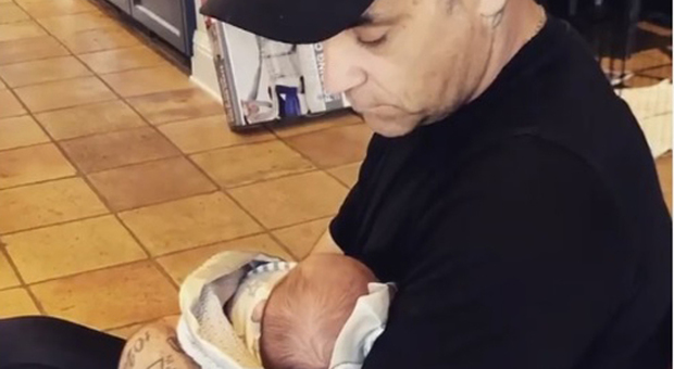 Robbie Williams e il figlio Beau Benedict Enthoven (Instagram)