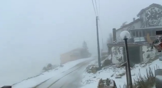 Maltempo, arriva la prima neve a Campo Staffi: le immagini dal Rifugio Viperella