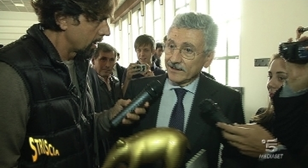 Massimo D'Alema regala un Tapiro a Striscia la Notizia: «Ricci ha copiato Giletti»