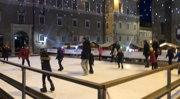 La pista del ghiaccio in piazza