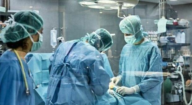 Siena, operata paziente a tre tumori sincroni bilaterali ai reni: un particolare intervento di chirurgia robotica urologica