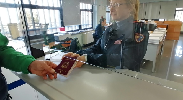 Frosinone: la polizia organizza un “click day passaporti”