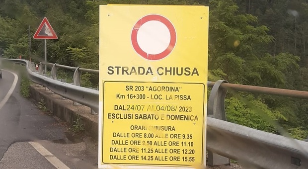 Il cartello sulla Agordina che annuncia gli orari delle chiusure