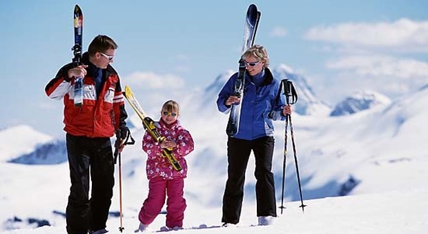 Montagna, il medico: «Postura e allenamento chiave contro le cadute sugli sci»
