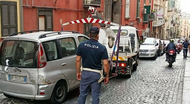Napoli, sosta irregolare ai Quartieri Spagnoli: 11 sanzioni, rimossi 3 veicoli
