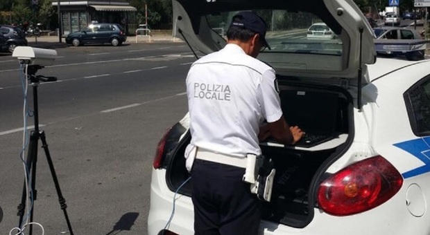 Milano, false multe con Qr code sui parabrezza delle auto in sosta. Ma i vigili: «Non pagate, è una truffa»