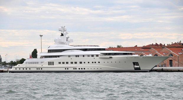 Il mega yacht di Roman Abramovich ormeggiato nell'area di Santa Marta