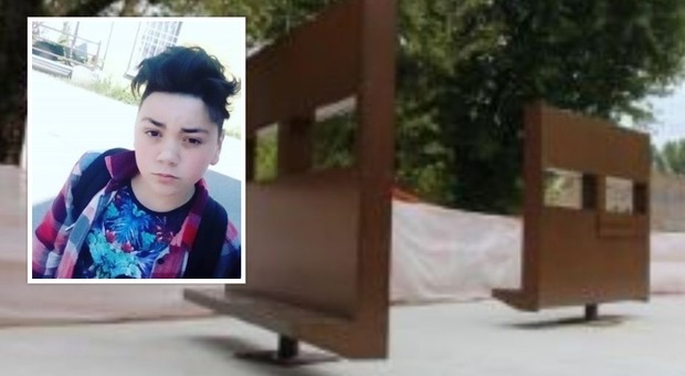 Matteo, ragazzo di 14 anni morto schiacciato da una panchina girevole da otto quintali