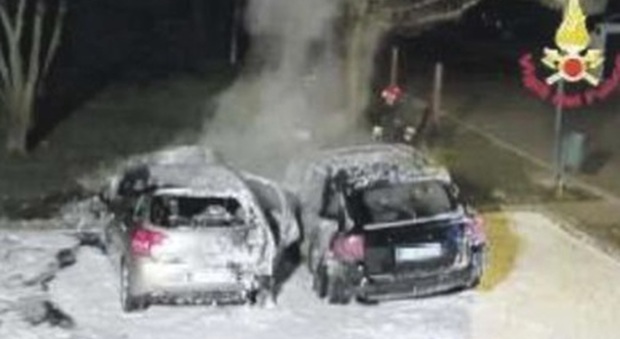 Porsche Cayenne va in corto circuito: due auto in cenere