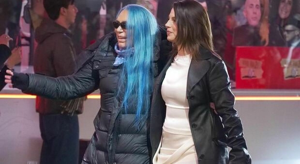 Sanremo, Emma Marrone torna indietro sul green carpet e prende sotto braccio Loredana Bertè: «Sfilano due donne rock»