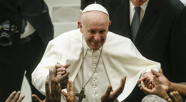 Scende dall'aereo per andare all'udienza del Papa e finisce in manette per sfruttamento di clandestini
