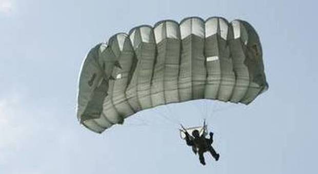 Il paracadute non si apre: Francesco si schianta al suolo e muore a 45 anni