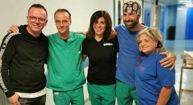 Gigi D'Alessio con l'équipe della chirurgia di Formia, alla sua sinistra il dirigente Vincenzo Viola