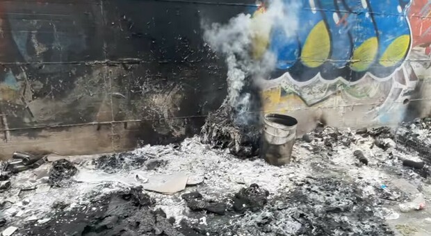 Ercolano, rifiuti ingombranti in fiamme: parroco riprende e posta video sui social