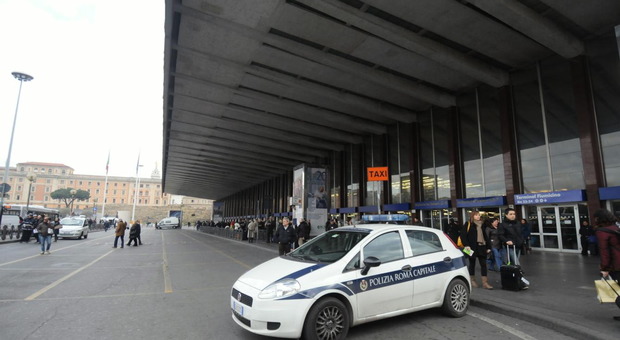 Roma, vendeva frutta e verdura alla Stazione Termini: sequestrati dalla Municipale 300 kg di merce