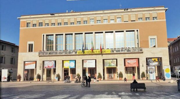 Caro bolletta, il Comune di Pesaro abbassa la luce: «Diminuiremo le ore di accensione»