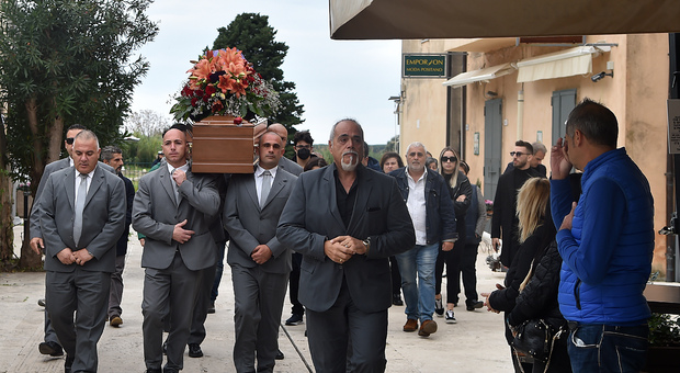 Nonna Gilda uccisa dalla nipote a Paestum, il sacerdote ai funerali: «Dio è perdono»