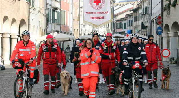 PORDENONE - Il corteo dei volontari della Croce Rossa (Pressphoto)