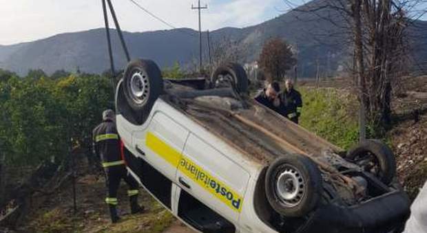 L'auto di poste italiane coinvolta in un incidente a Fondi