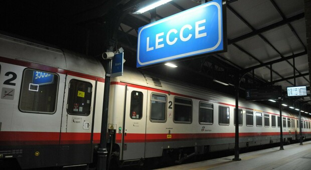 Incidente sulle rotaie: uomo investito da treno. Traffico in tilt e ritardi: Intercity da Milano a Lecce fermo per ore