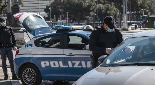 Milano, blitz della polizia in una casa e in un capannone occupato abusivamente: insulti agli agenti