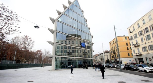 Porta Volta, inaugurata la nuova sede della Fondazione Feltrinelli: 12 km lineari di scaffali nel palazzo di vetro