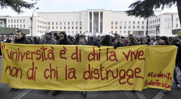 Università, i fondi solo alle più virtuose: ​tagli a chi ha fuori corso. Studenti in rivolta