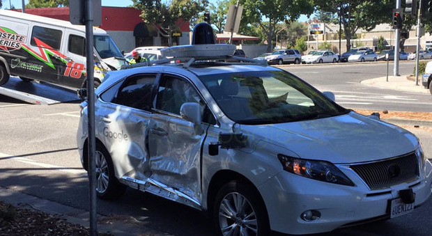 La Google car a guida autonoma incidentata ed il furgone sullo sfondo con cui ha avuto la collisione