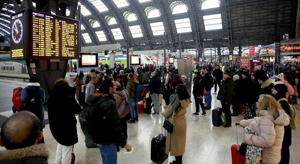 Sciopero treni oggi 30 novembre, ritardi e cancellazioni: caos nelle stazioni. Salvini: «Scene indegne»