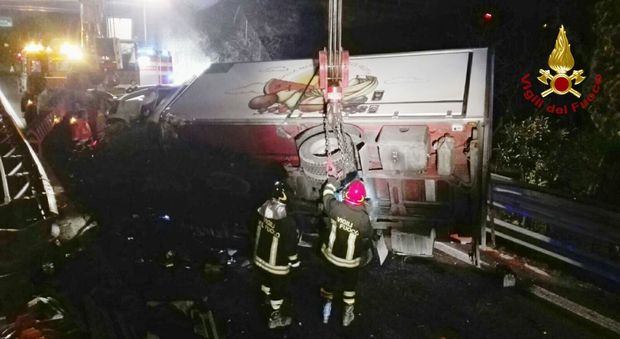 Grave incidente in autostrada: si ribalta camion della frutta, una ferita
