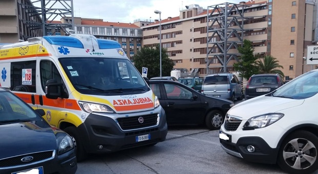 Sosta selvaggia all’ospedale le ambulanze restano ferme