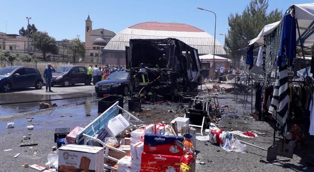 Esplode il camion dei polli allo spiedo al mercato: almeno 20 feriti, tre sono gravi