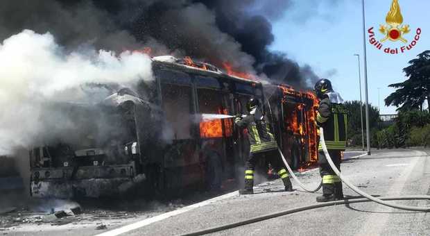 Bus in fiamme vicino al Gra, messi in salvo passeggeri e autista: vettura distrutta