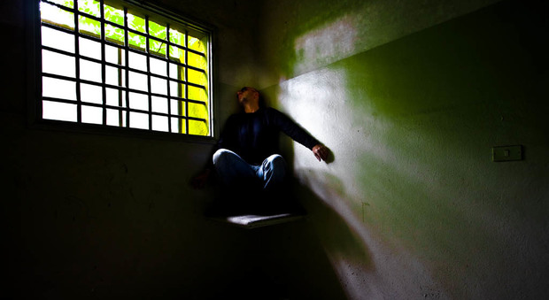 Salvato dall'ex, poi arrestato per stalking: si impicca in cella