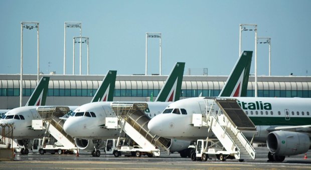 Alitalia, si aspetta il governo: rinviato l'incontro fra commisari e sindacati