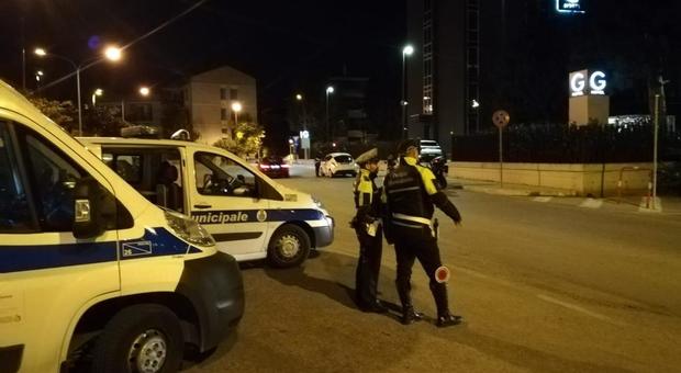 Milano, pirata della strada investe scooteristi e scappa. Per le vittime solo delle contusioni