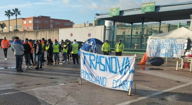 il presidio di oggi dei lavoratori Trasnova davanti ai varchi della Stellantis di Pomigliano