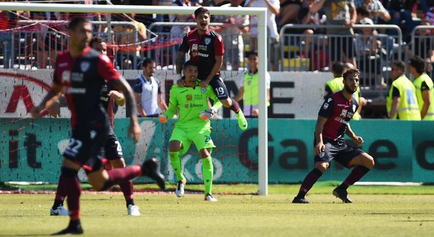 Il Cagliari batte il Milan 2-1. Montella: «Loro bravi, ma noi potevamo rimontare»