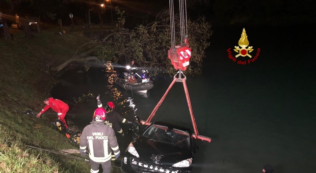 Tenta di uccidersi in auto lanciandosi nel lago: salvato dai sommozzatori